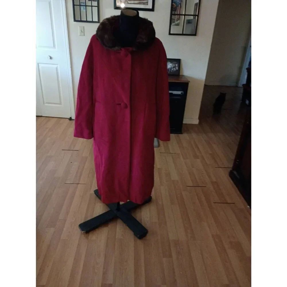 Vintage 1960s Medium/Large Arista Fashions Red Swing Coat with Brown Fur Collar